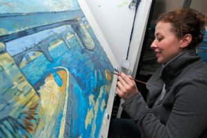 Foto tirada em 5 de dezembro de 2014 mostra Danuta Roman recriando uma pintura de Vincent van Gogh para o filme 'Com amor, Van Gogh', indicado ao Oscar de melhor animação — Foto: Piotr Wittman/AFP - Fonte: G1